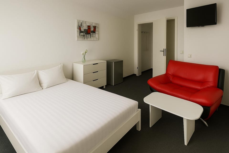 Bed, TV and multimedia, Photo of the whole room, Bedroom