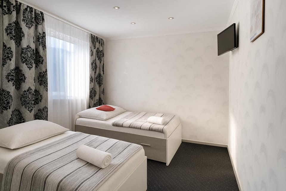 Bed, TV and multimedia, Photo of the whole room, Bedroom, towels