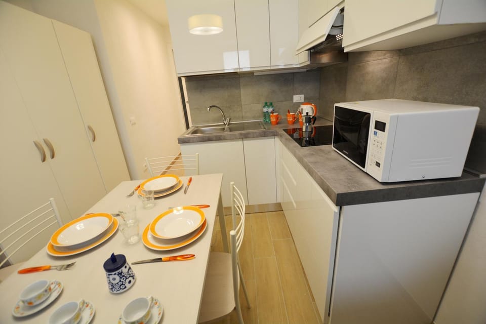 Coffee/tea facilities, Kitchen or kitchenette, stove