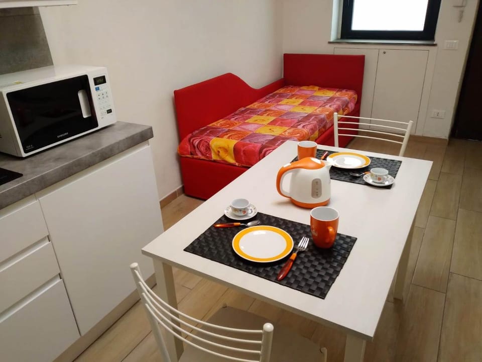 Coffee/tea facilities, Kitchen or kitchenette, Living room, Dining area