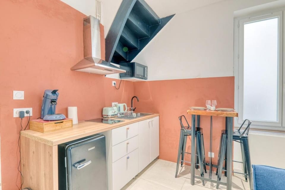 Kitchen or kitchenette, Dining area, stove