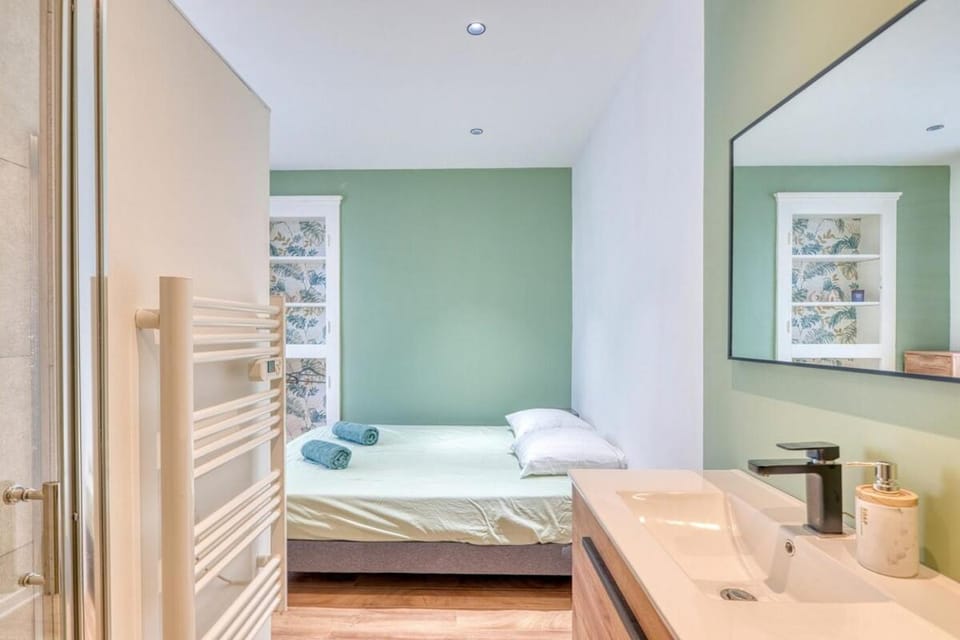 Bed, Bathroom, Photo of the whole room, Bedroom, towels