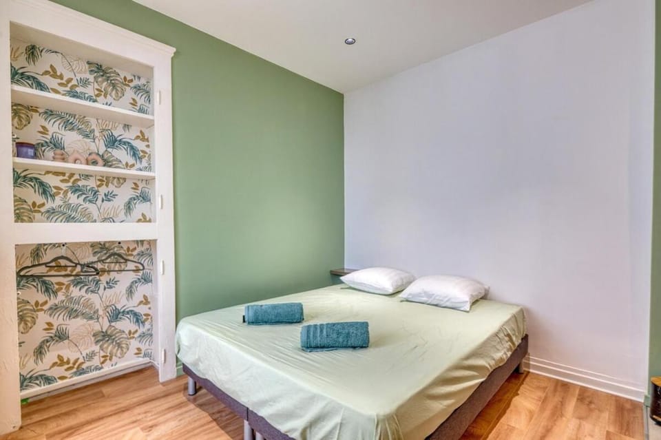 Bed, Bedroom, towels