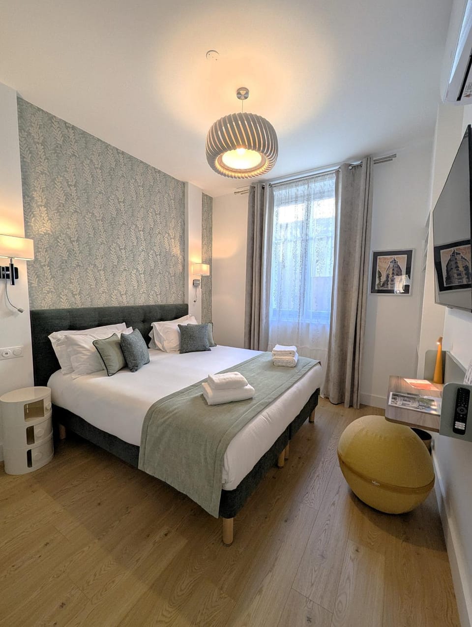 Bed, TV and multimedia, Photo of the whole room, Bedroom