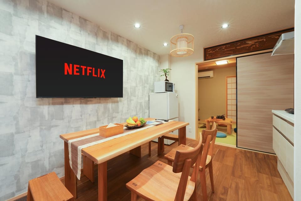 TV and multimedia, Living room, Seating area, Dining area