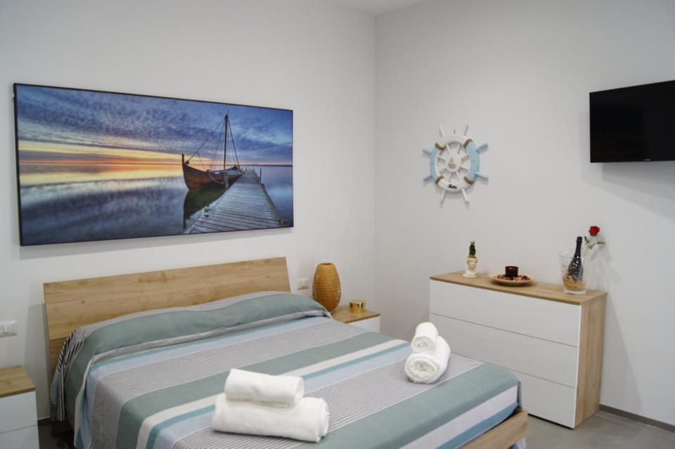 Bed, TV and multimedia, towels