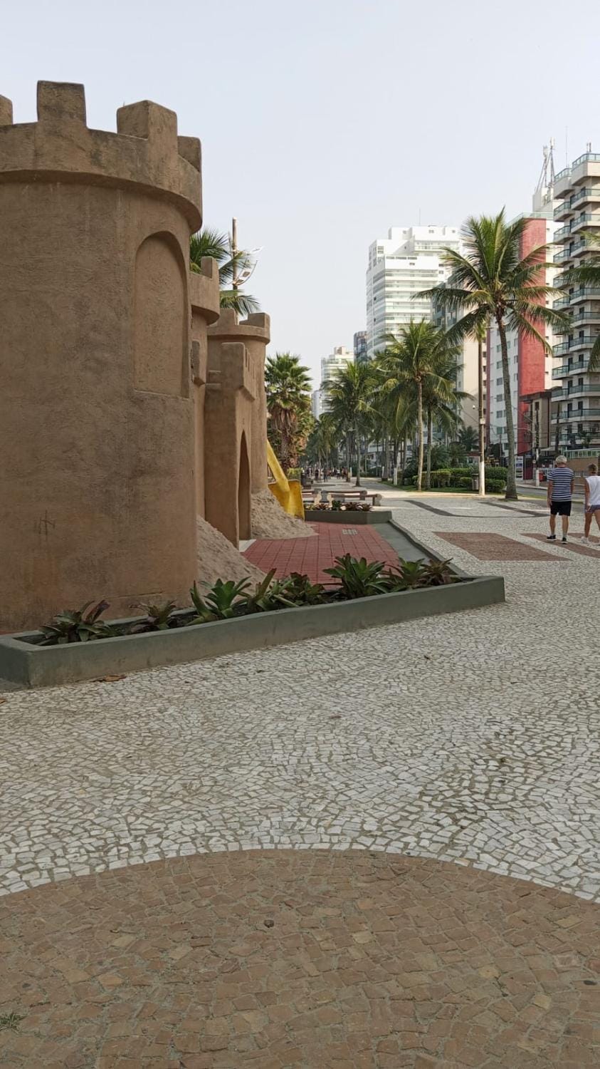 Sacada envidraçada, ar condicionado, wifi, 100m da praia Apartment in State of São Paulo