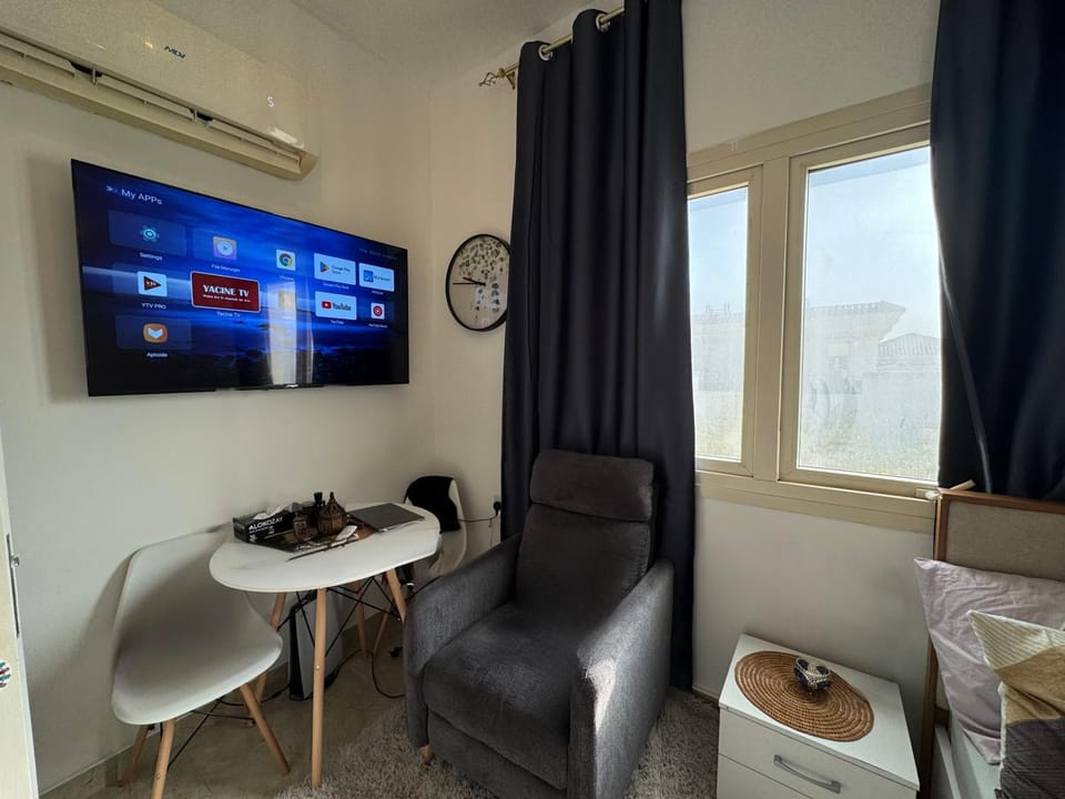 TV and multimedia, Seating area, air conditioner