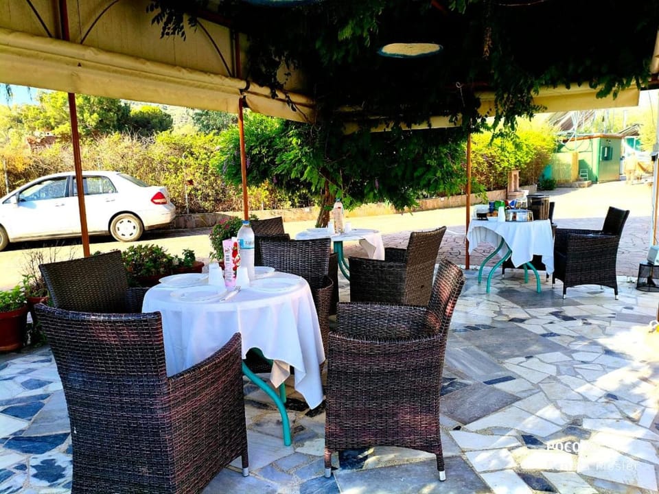Seating area, Breakfast