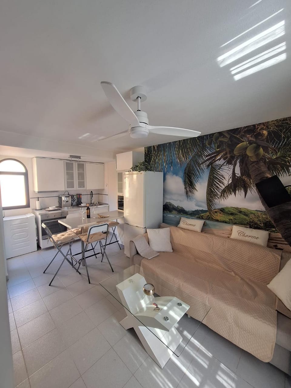 Kitchen or kitchenette, Living room, Seating area, Dining area