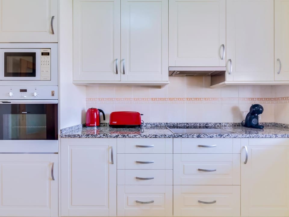 Coffee/tea facilities, Kitchen or kitchenette, dishwasher, stove, toaster