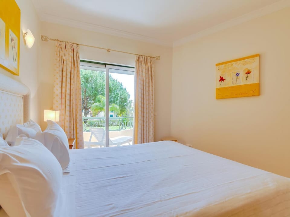 Bed, Photo of the whole room, Decorative detail, Bedroom