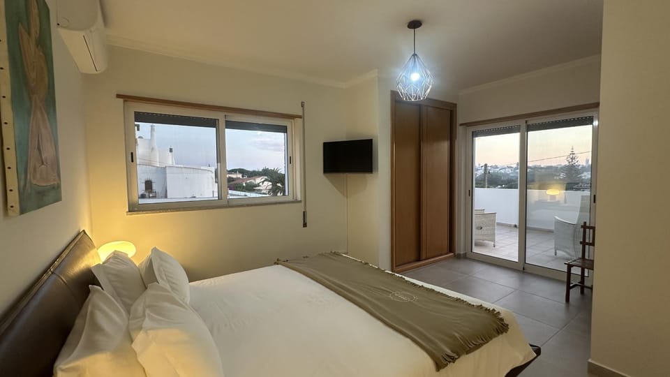 Bed, TV and multimedia, Bedroom