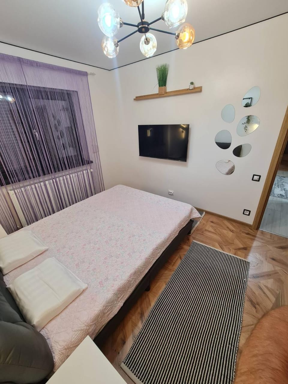 Bed, TV and multimedia, Photo of the whole room
