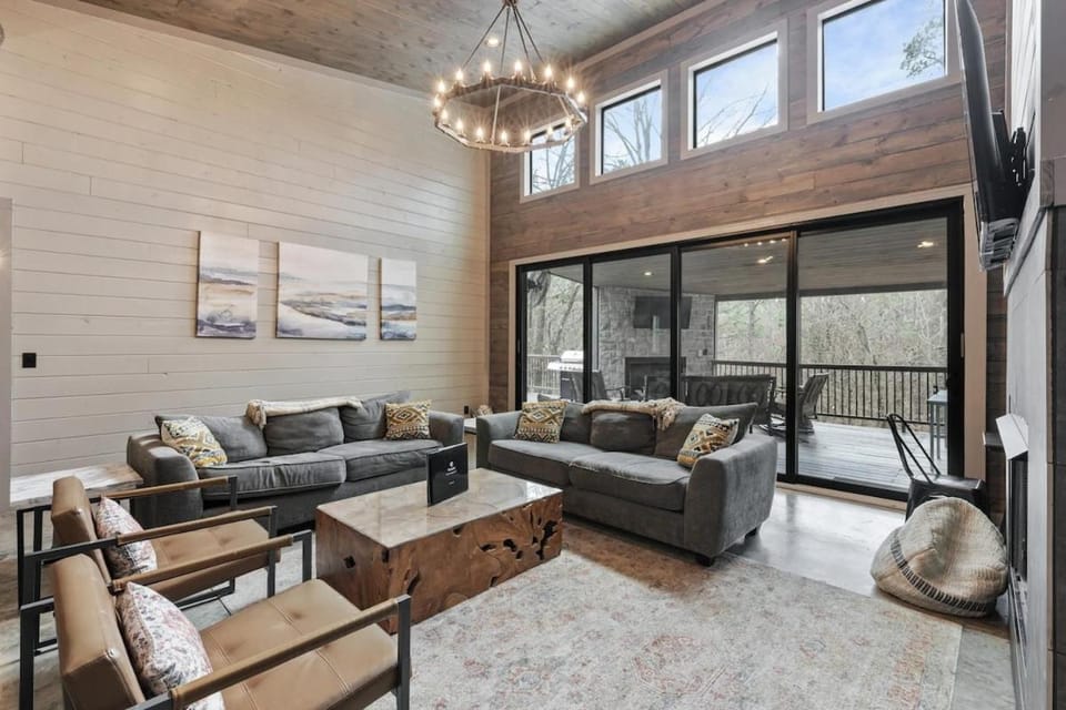 Rowdy Creek Pines Retreat & Hot Tub House in Oklahoma