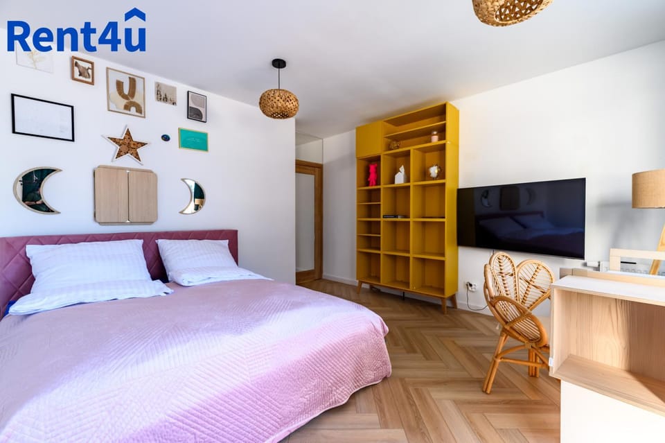 Bed, TV and multimedia, Bedroom