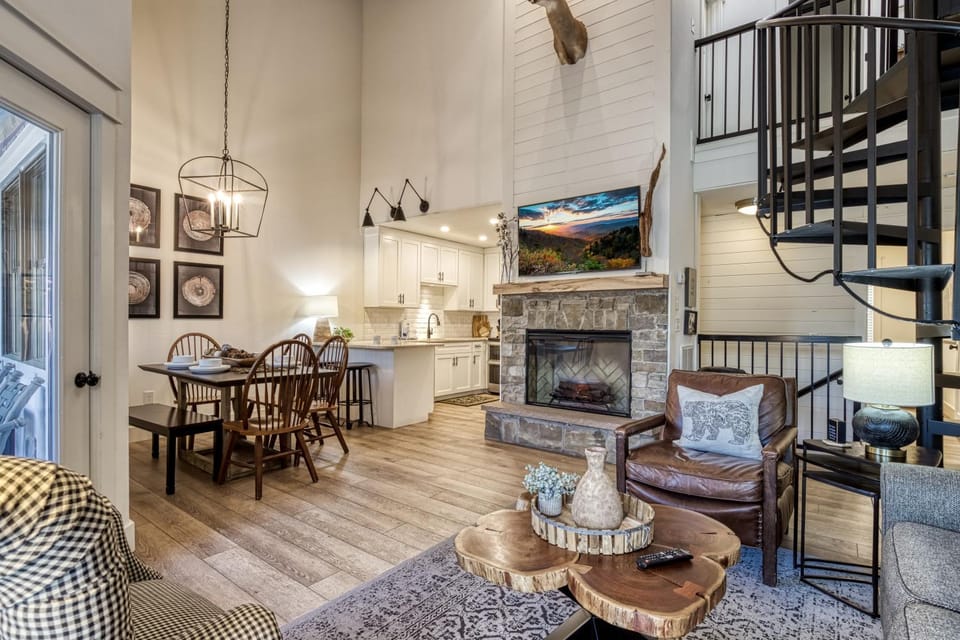 Downtown Creekside Walk Everywhere In GatlinburgSleeps 8 House in Gatlinburg