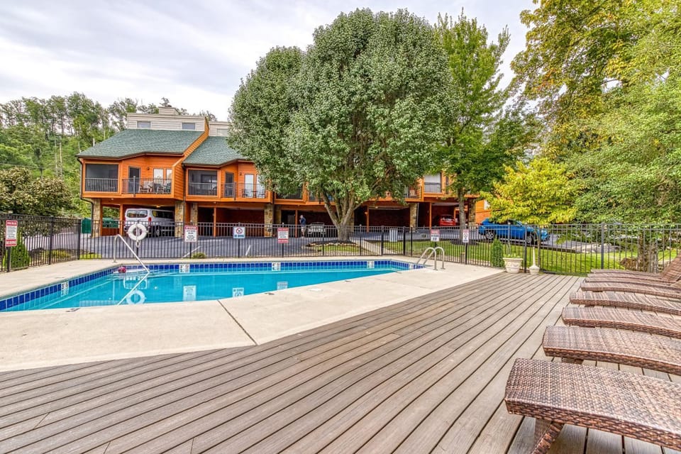 Downtown Creekside Walk Everywhere In GatlinburgSleeps 8 House in Gatlinburg