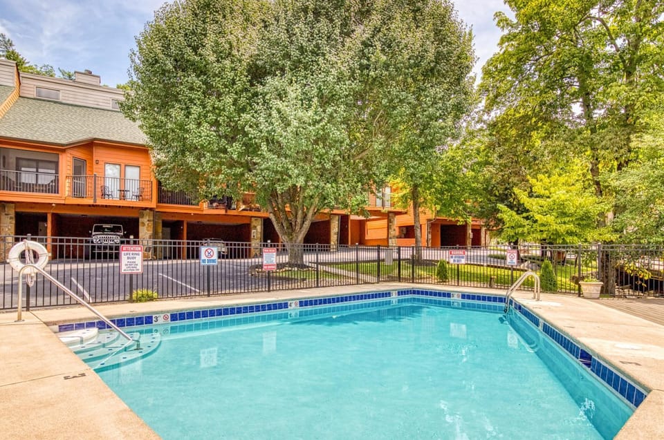 Downtown Creekside Walk Everywhere In GatlinburgSleeps 8 House in Gatlinburg