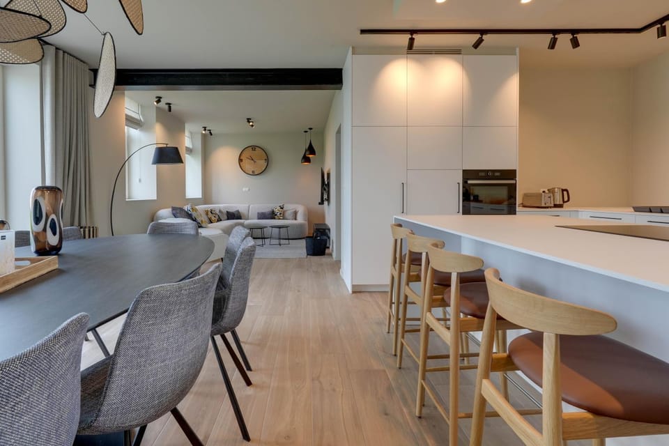 Kitchen or kitchenette, Living room, Seating area, Dining area