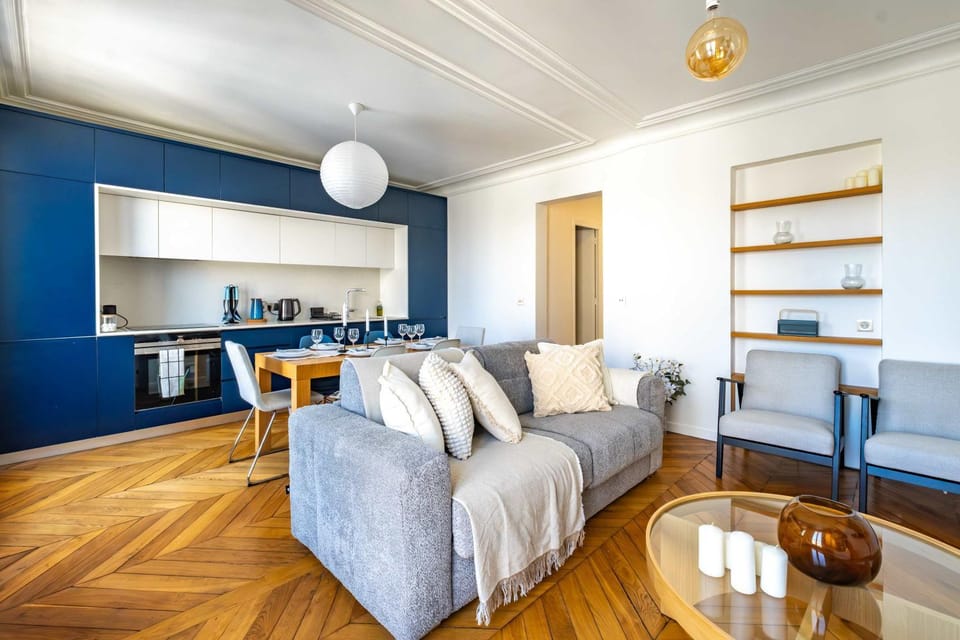6 Guest Flat - Martyrs Apartment in Paris