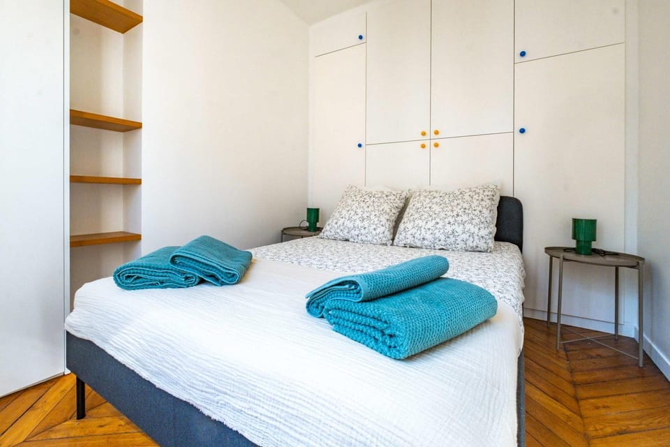 6 Guest Flat - Martyrs Apartment in Paris