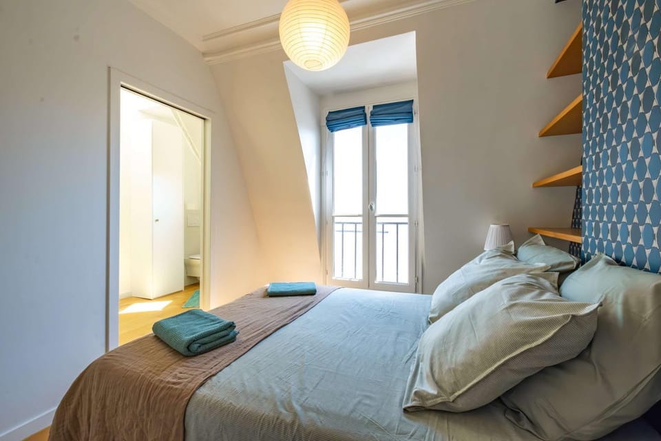 6 Guest Flat - Martyrs Apartment in Paris