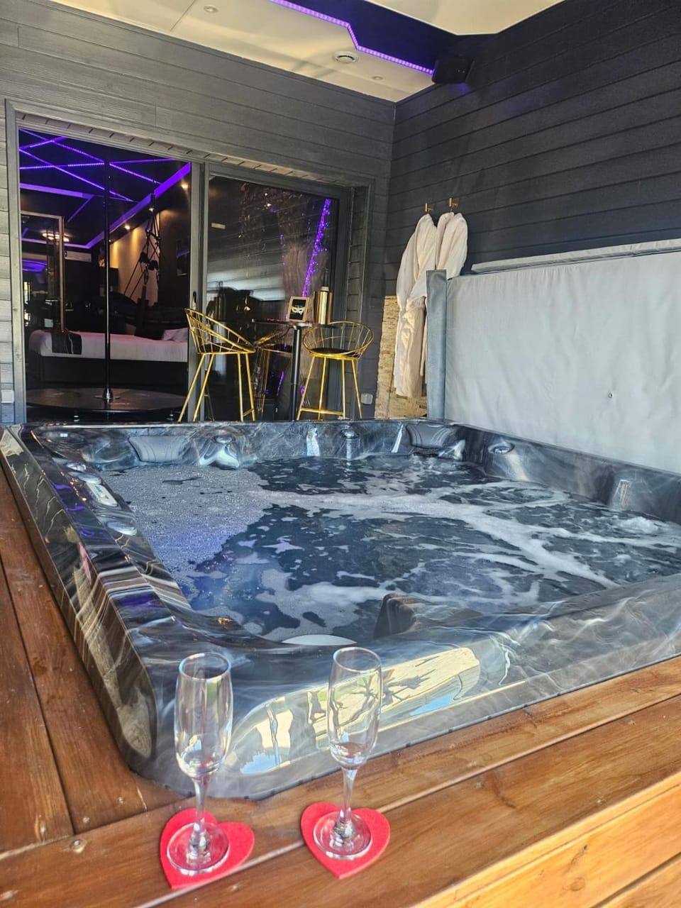 love room mes petits secrets miniac morvan avec jacuzzi privatif Love hotel in Brittany
