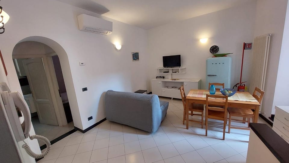 Communal lounge/ TV room, Living room, Seating area, Evening entertainment, air conditioner