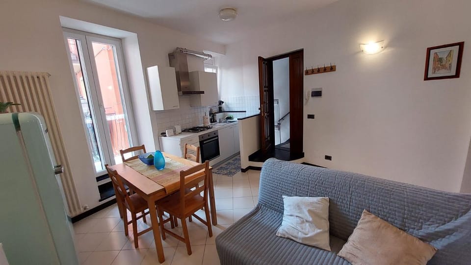 Kitchen or kitchenette, Living room, Seating area, Dining area, oven, stove