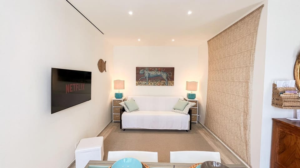 TV and multimedia, Living room, Photo of the whole room, Seating area, Evening entertainment