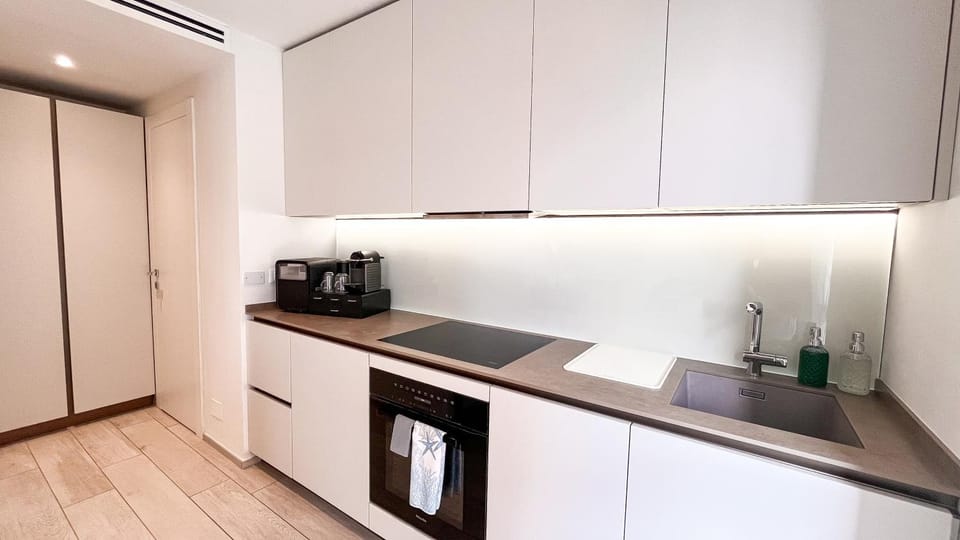 Coffee/tea facilities, Kitchen or kitchenette, oven, stove