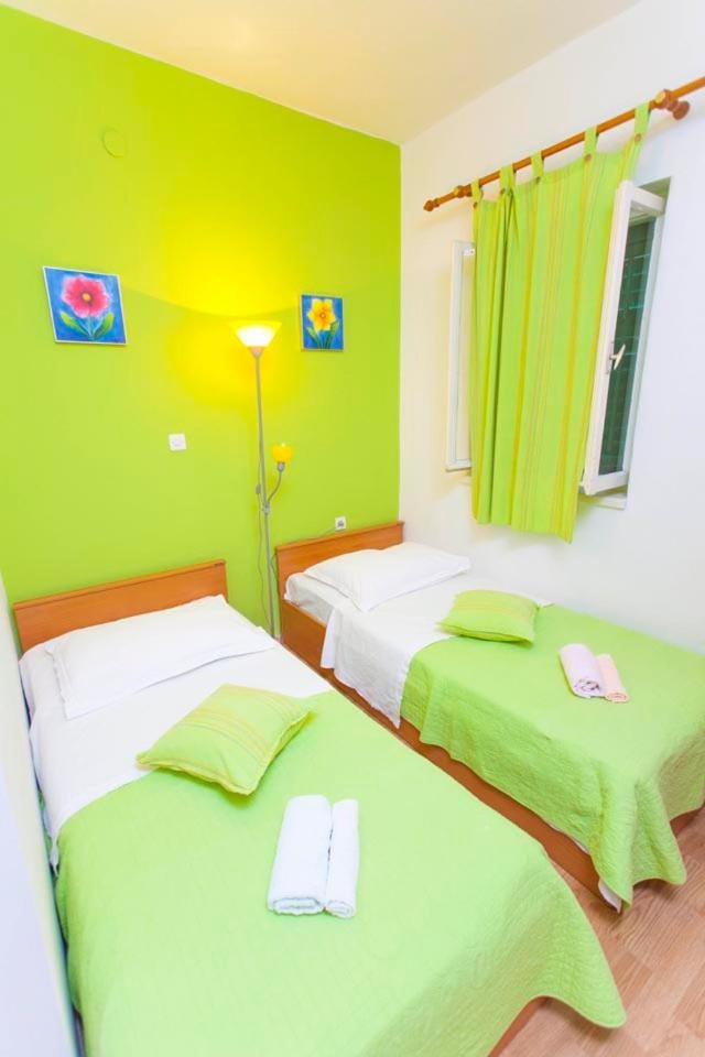 Bedroom, Mountain view, Street view