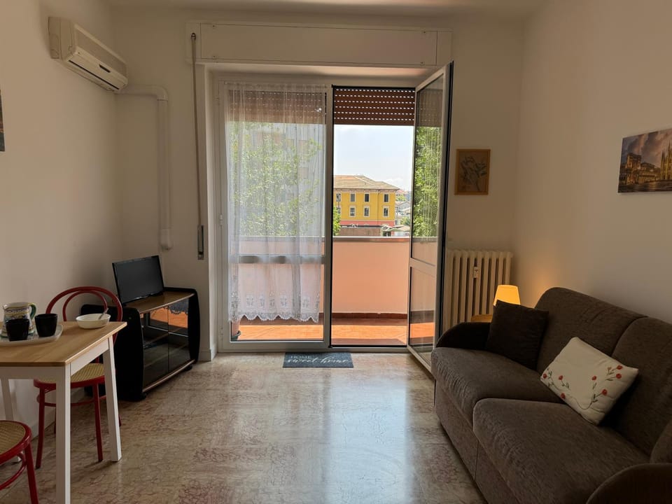 TV and multimedia, Living room, Seating area, Dining area, air conditioner