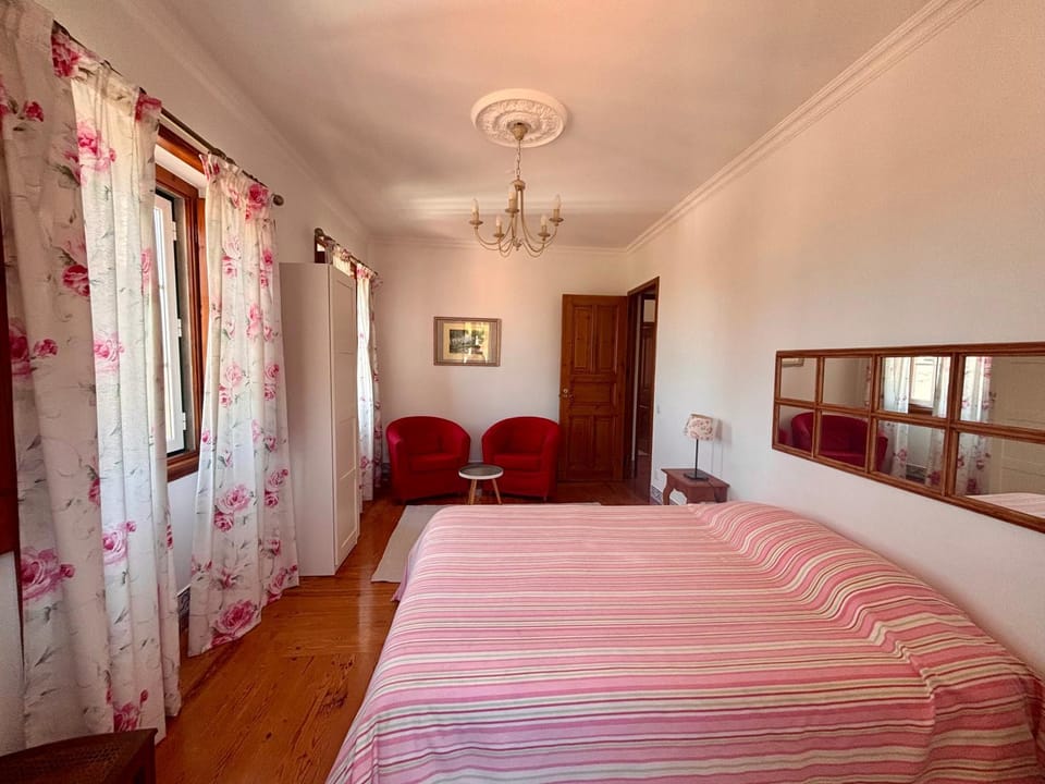 Bed, Living room, Seating area, Bedroom, wardrobe