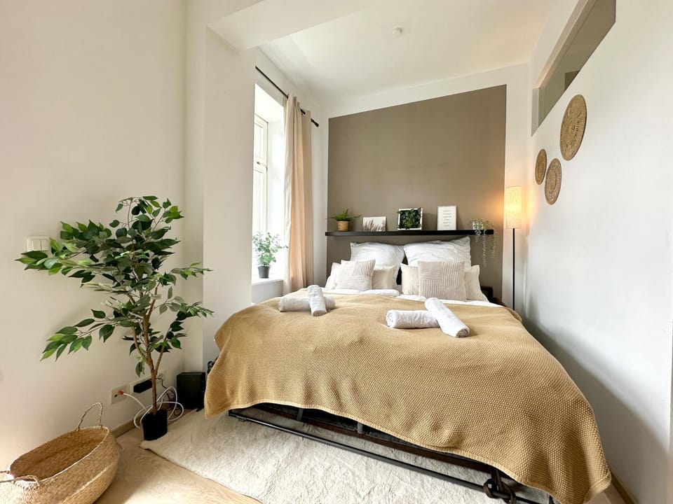 Photo of the whole room, Bedroom, towels