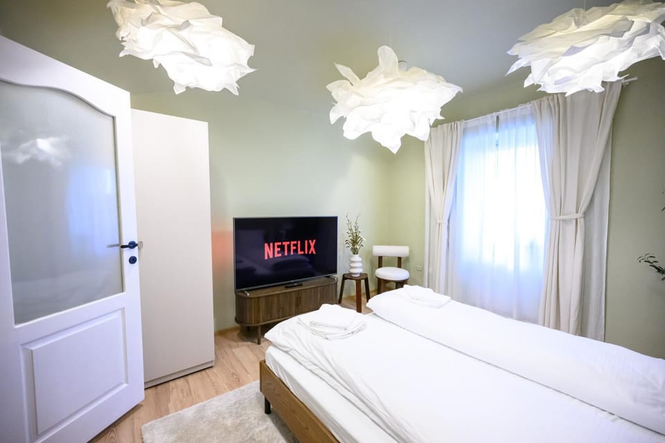 Bed, TV and multimedia, Bedroom, wardrobe