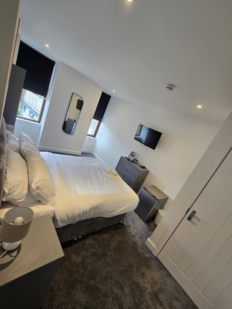 Bed, TV and multimedia, Photo of the whole room, Bedroom