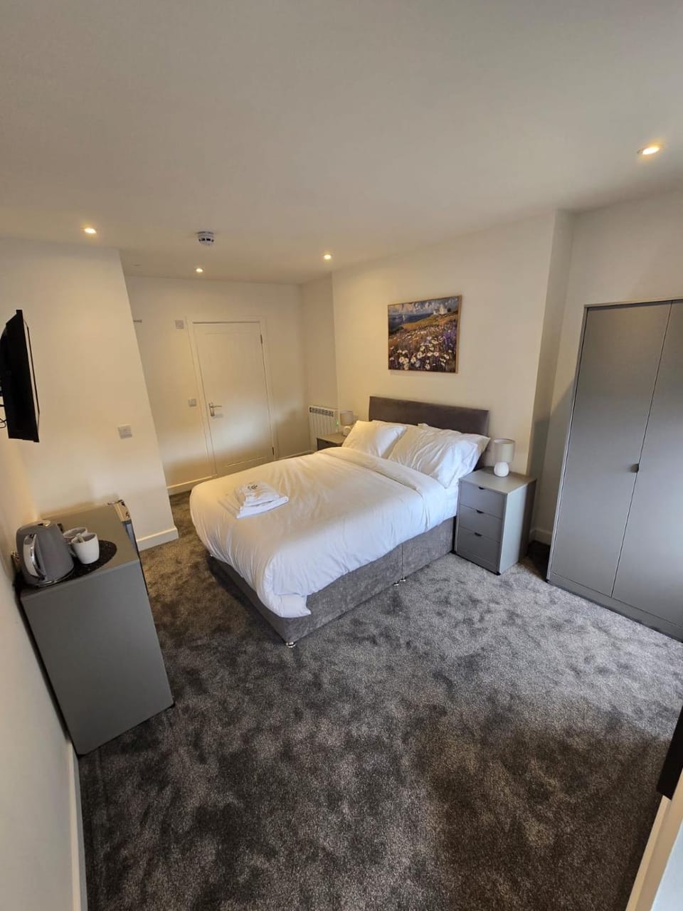 Bed, TV and multimedia, Living room, Photo of the whole room, Bedroom