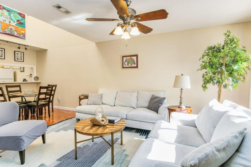 Sunny Large Two Bedroom Townhouse - Pool Apartment in Pensacola