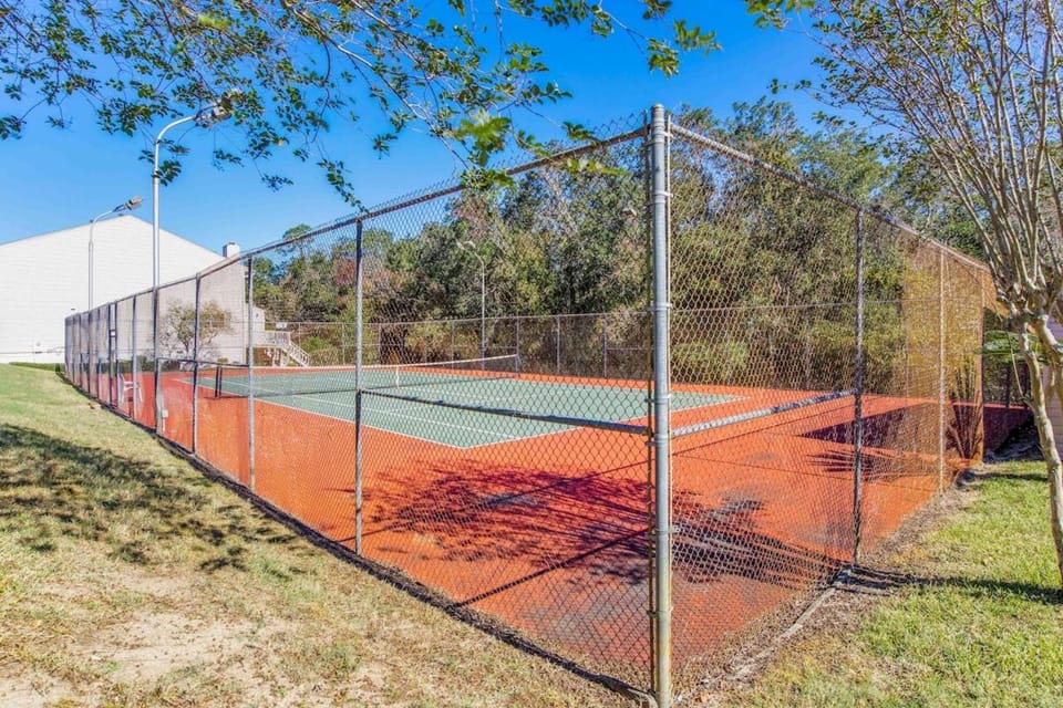 Sunny Large Two Bedroom Townhouse - Pool Apartment in Pensacola