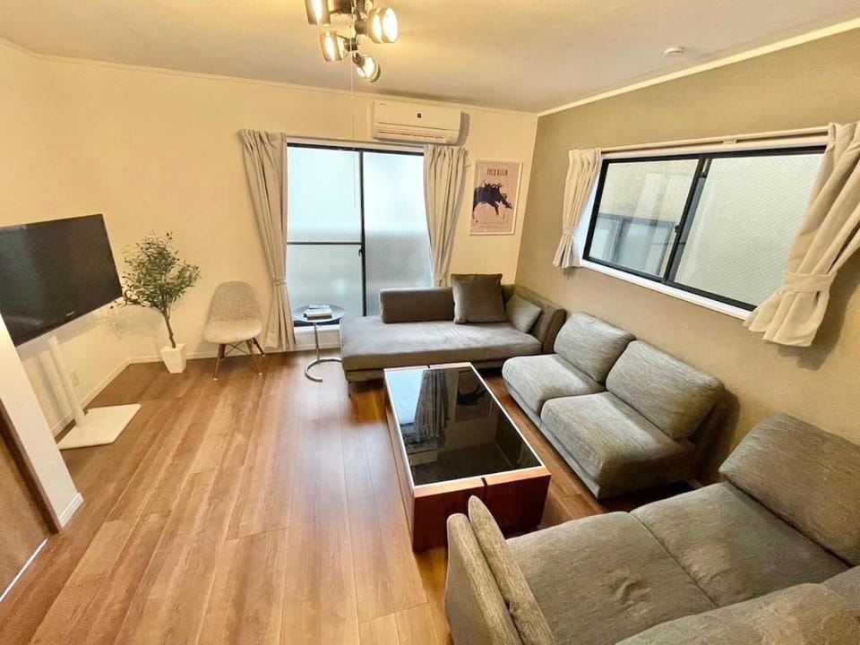 都心なのに駐車場付きの一軒家 90平米 3寝室7ベッド 最大9名 東新宿駅9分 Apartment in Shinjuku
