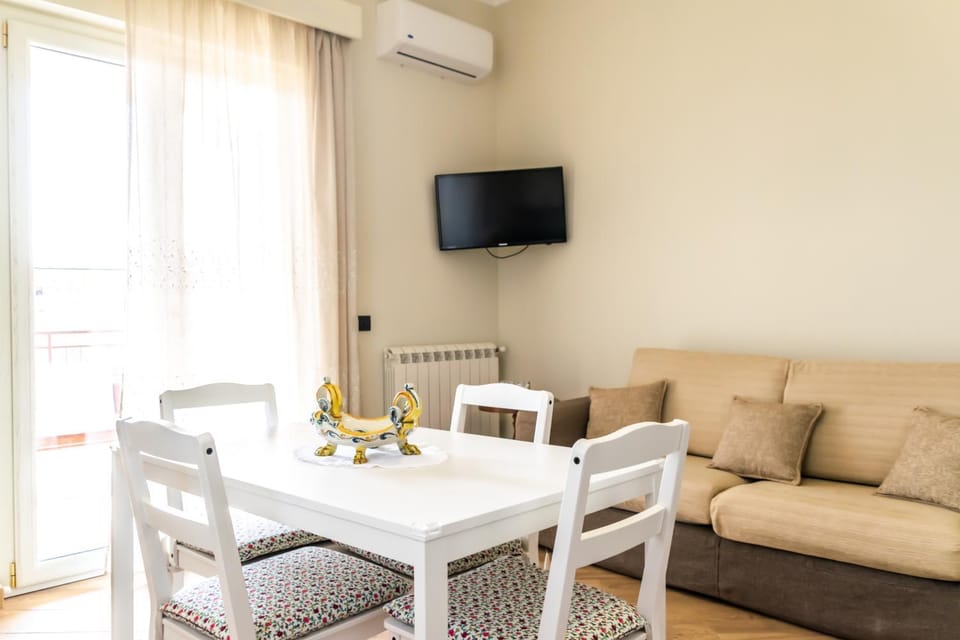 TV and multimedia, Living room, Dining area, air conditioner