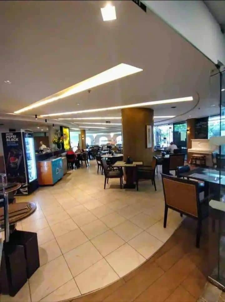 Restaurant/places to eat, Lounge or bar