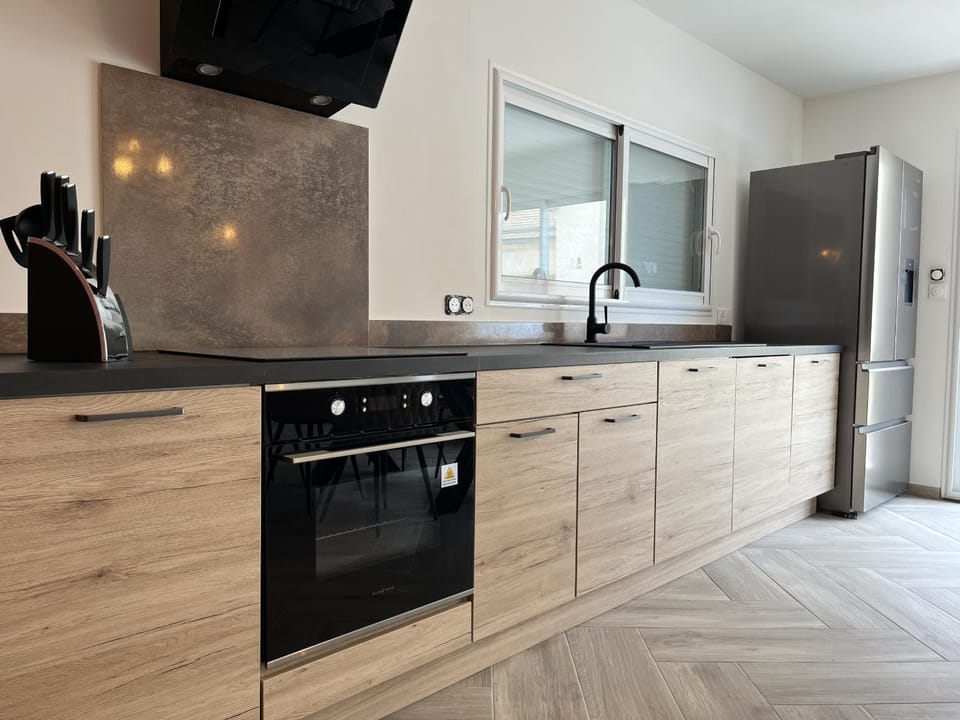 Kitchen or kitchenette, oven