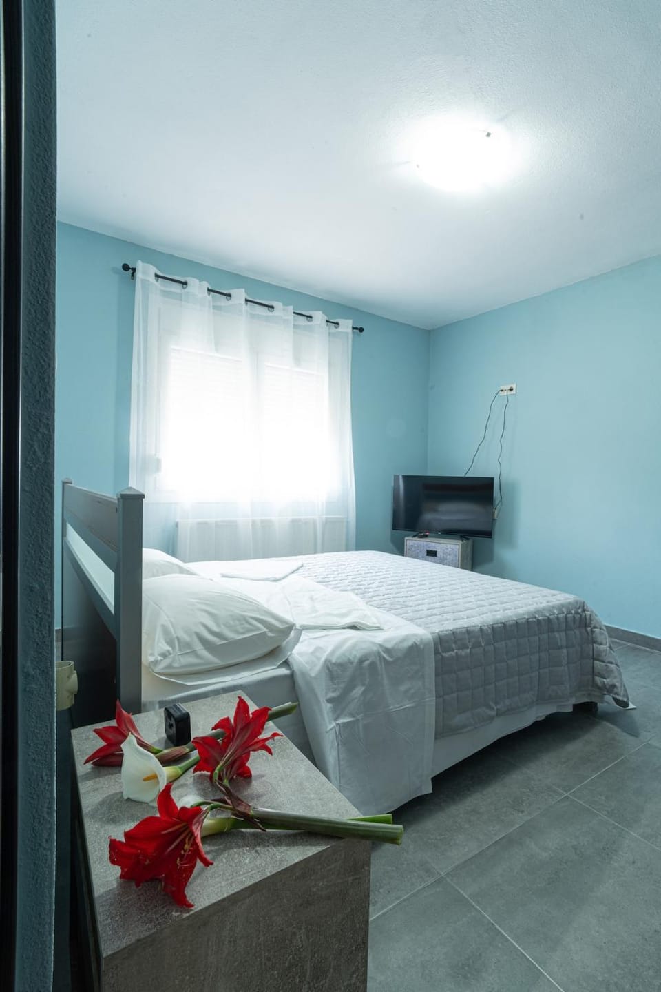 Bed, TV and multimedia, Bedroom