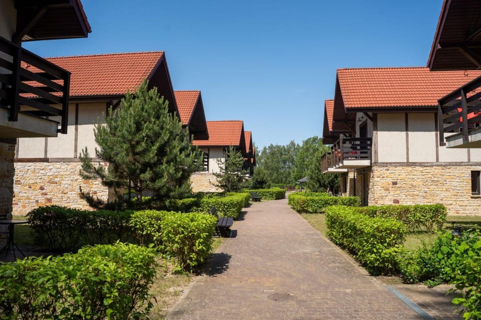 Property building, Spring, Day, Neighbourhood, Garden, Garden view, Street view