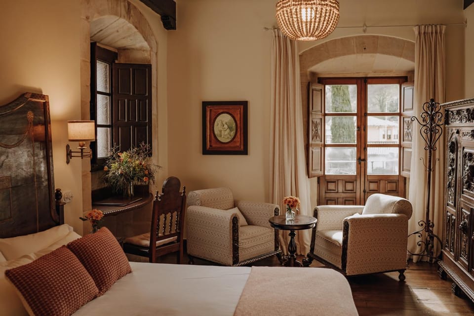 Bed, Living room, Photo of the whole room, Bedroom