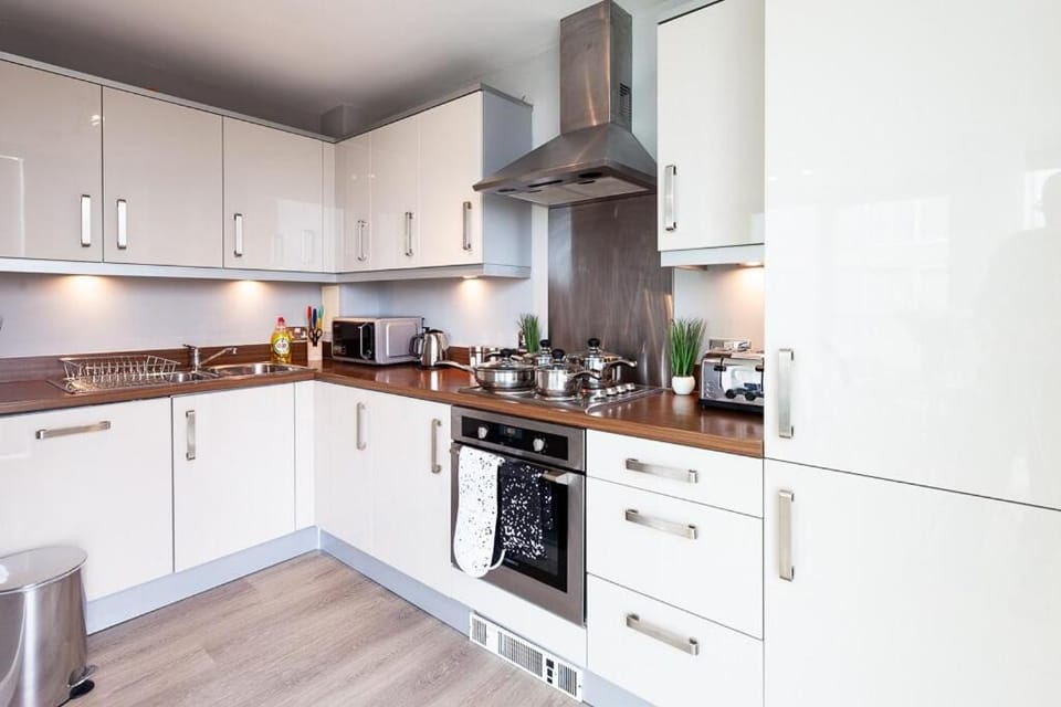 Coffee/tea facilities, Kitchen or kitchenette, dishwasher, oven, stove, toaster