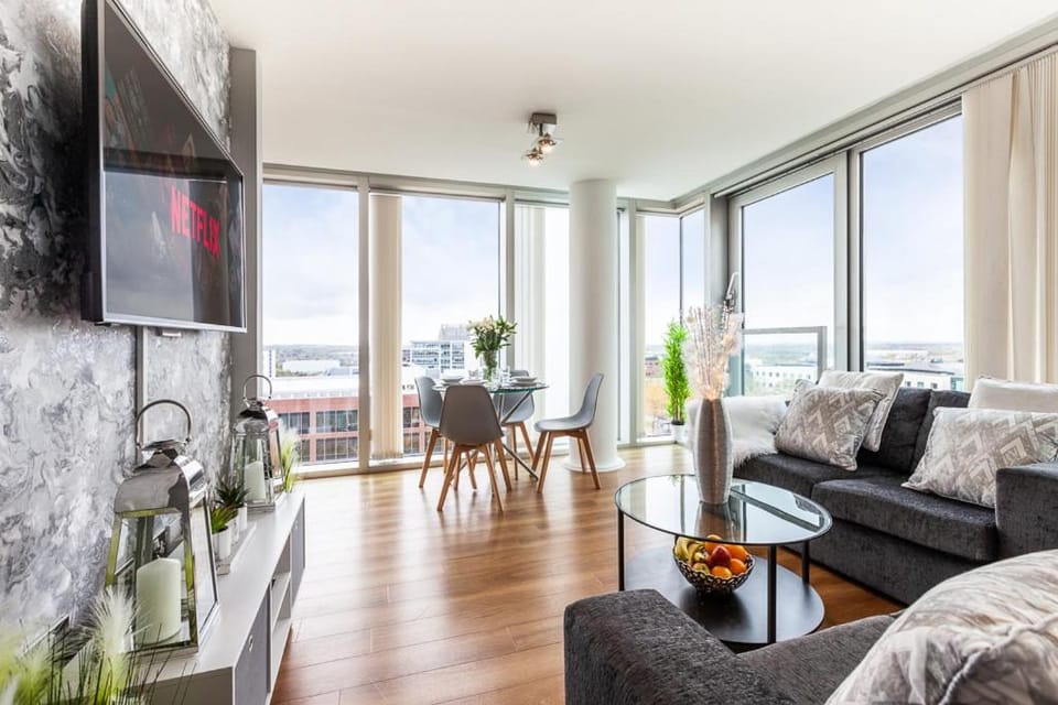 TV and multimedia, View (from property/room), Living room, Seating area, Dining area